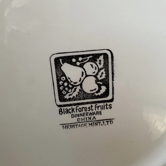 Heritage Mint Ltd Black Forest Fruits Set Of 2 Dinner Plates - Picture 2 of 4